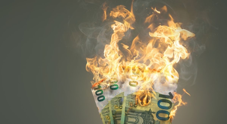 Inflation Geld verbrennen Foto iStock photoschmidt